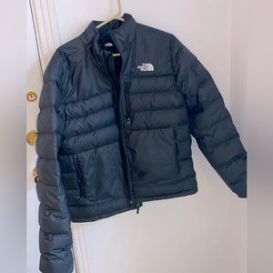 Im selling a new mens black North face Men's Aconcagua 2 Jacket! Wonderful deal